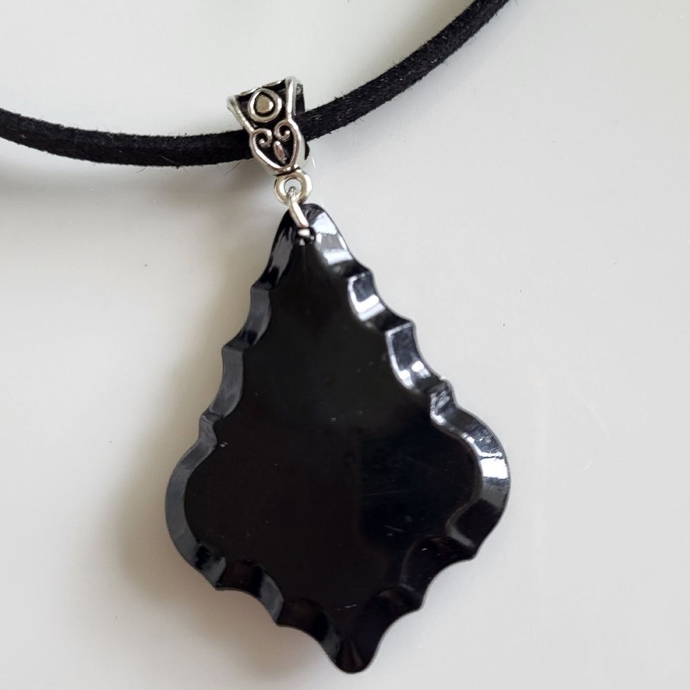 Black Onyx-Style Pendant Choker Necklace on Faux Suede Cord